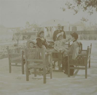 Κρήτη. Ο Ύπατος Αρμοστής Αλέξανδρος Ζαΐμης και η οικογένειά του στον κήπο του &quot;παλατιού&quot; του στη Χαλέπα Χανίων. Φωτογραφία, 1909.