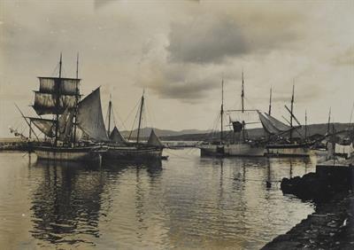 Κρήτη. Μερική άποψη του λιμανιού Χανιών μετά τη βροχή. Ιστιοφόρα και βάρκες. Φωτογραφία, 1909.