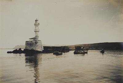Κρήτη. Ο φάρος και η οχύρωσή του στο λιμάνι των Χανίων. Φωτογραφία, 1909.