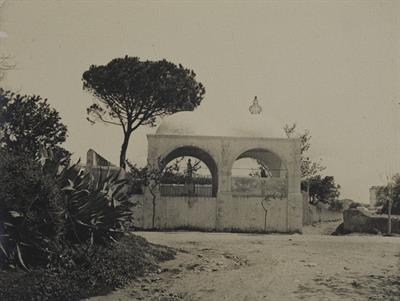 Κρήτη. Μουσουλμανικό μαυσωλείο στο δρόμο για τη Σούδα, ο λεγόμενος Κουμπές. Φωτογραφία, 1909.