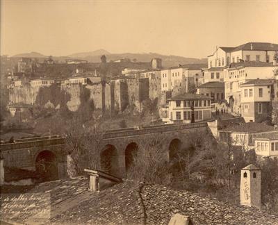 Η γέφυρα του χειμάρου του Αγ. Γεωργίου που οδηγούσε στην ανατολική πύλη του Μεσόκαστρου. Τραπεζούντα Πόντου. Φωτογραφία των Αδελφών Κακούλη, δεκαετία 1890.