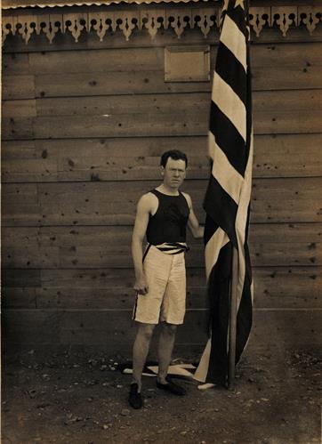Ολυμπιακοί Αγώνες 1896. Ξένος αθλητής κρατάει τη σημαία της χώρας του. Φωτογραφία.