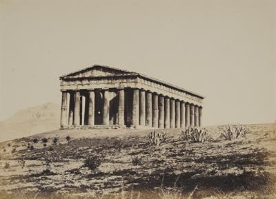 Νοτιοδυτική όψη Ναού του Ηφαίστου στην Αρχαία Αγορά της Αθήνας. Στο βάθος αριστερά διακρίνεται ο Λυκαβηττός. Φωτογραφία, περ. 1860.
