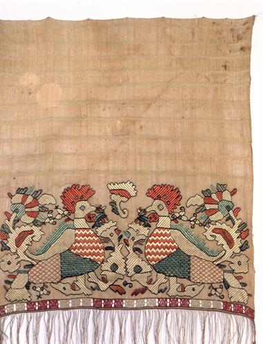 Νυφική πετσέτα από τη Σκύρο, διακοσμημένη με κεντήματα από πολύχρωμες μεταξωτές κλωστές, που σχηματίζουν αντικρυστούς τσαλαπετεινούς, 19ος αι.