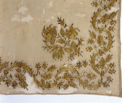 Κάλυμμα από τη Μικρά Ασία, διακοσμημένο με χρυσοκεντήματα που σχηματίζουν φυτικά μοτίβα.