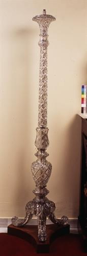 Στήλη από διάφανο σκαλιστό κρύσταλλο που ακουμπάει σε ξύλινη τριγωνική βάση. Από τα ανάκτορα του Γεωργίου Α΄ (1863-1913)
