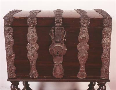 Μικρό ξύλινο μπαούλο του Γεωργίου Α΄ (1863-1913) με μεταλλικές λωρίδες που φέρουν εγχάρακτο διάκοσμο