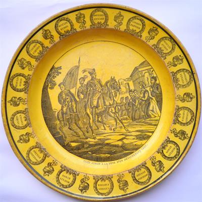 &quot;Lord Byron a la tete d&#039; un detachement grec&quot;. &quot;Ο Λόρδος Βύρων επικεφαλής ελληνικού αποσπάσματος&quot;. Πιάτο με φιλελληνική παράσταση του Charles-Henri Loeillot-Hartwig, κατασκευασμένο από το εργοστάσιο Montereau, Γαλλία, [1826 -1833].