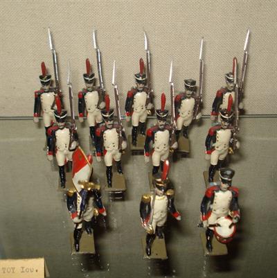 Μολυβένιο επιχρωματισμένο ομοίωμα που αναπαριστά οπλίτη του γαλλικού στρατού κατά τους Ναπολεόντειους πολέμους (1803-1815)