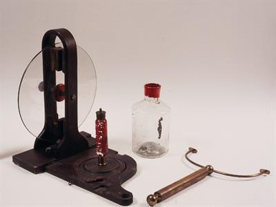 Ηλεκτροστατική Μηχανή Ramsden των αρχών του 19ου αιώνα. Ανήκε στον Εμμανουήλ Τομπάζη (1784-1831), Υδραίο καραβοκύρη και Αγωνιστή του 1821.