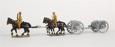 Μολυβένια επιχρωματισμένη σύνθεση που αναπαριστά άμαξα με τέσσερα άλογα που σέρνει σκευή και την οδηγούν δύο στρατιώτες του ελληνικού ιππήλατου πυροβολικού κατά τους Βαλκανικούς Πολέμους 1912-1913