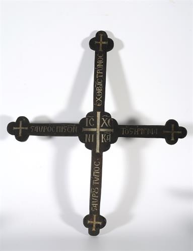 Cross charm with the inscriptions &quot;ΙC XΡ ΝΙ ΚΑ&quot; (center), &quot;ΕΧΘΡΟΙΣ ΤΡΟΜΟΣ&quot;, &quot;ΣΤΑΥΡΟΥ ΤΥΠΟΣ&quot;, &quot;ΤΟ ΣΤΗΡΙΓΜΑ&quot; and &quot;ΣΤΑΥΡΟΣ ΠΙΣΤΩΝ&quot;, Lazaros Koundouriotis Historic Residence on Hydra Island