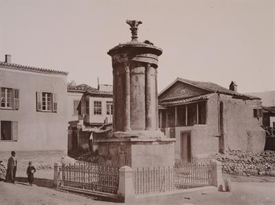 Το χορηγικό Μνημείο του Λυσικράτη στην Αθήνα. Φωτογραφία των Αδελφών Ρωμαΐδη.
