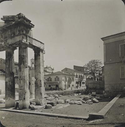 Ρωμαϊκή Αγορά της Αθήνας. Τμήμα της Πύλης της Αρχηγέτιδας Αθηνάς. Φωτογραφία.