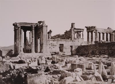 Η δυτική πλευρά του Ερεχθείου στην Ακρόπολη των Αθηνών. Φωτογραφία των Αδελφών Ρωμαΐδη, περ. 1890.