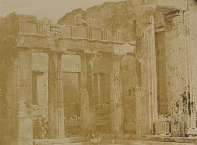 Η δυτική στοά των Προπυλαίων της Ακρόπολης των Αθηνών. Φωτογραφία του Πέτρου Μωραΐτη, περ. 1860.