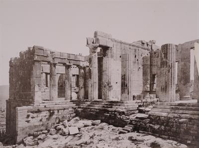Τα Προπύλαια της Ακρόπολης των Αθηνών από τα νοτιοδυτικά. Φωτογραφία των Αδελφών Ρωμαΐδη.