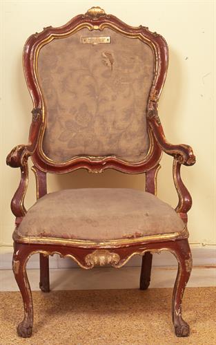 Ξύλινη πολυθρόνα με υφασμάτινη ταπετσαρία και ξυλόγλυπτο διάκοσμο. Προέρχεται από το αρχοντικό του Πέτρου Μαυρογένη στη Μύκονο, 18ος αι.