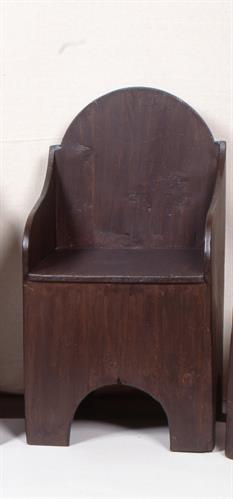 Ξύλινο κάθισμα του πρώτου δικαστηρίου που λειτούργησε στο Ναύπλιο μετά την άφιξη του Όθωνα. Η κατασκευή θεωρείται πολύ απλή και βασική ως προς τον βαθμό τεχνογνωσίας.