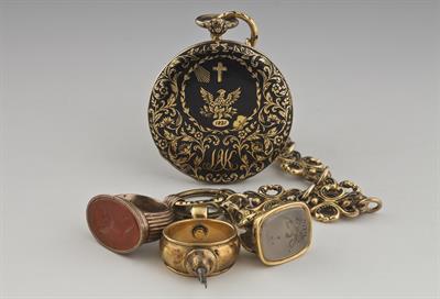 Ανδρικό, χρυσό ρολόι τσέπης. Kατασκευάστηκε το 1828-9 από τον οίκο ωρολογοποιίας Bautte Fs &amp;Cie στη Γενεύη. Το ρολόι ήταν δώρο του πρώτου κυβερνήτη Ιωάννη Καποδίστρια στον αρχηγό του Αγώνα των Ελλήνων για την Ανεξαρτησία, Θεόδωρο Κολοκοτρώνη. Φέρει εγχάρα