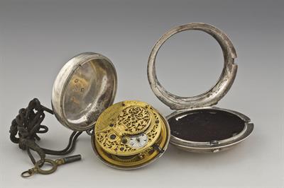 Ανδρικό ρολόι τσέπης με διπλή κάσα, του αγγλικού οίκου κατασκευής George Prior. Είχε κατασκευαστεί για την αγορά της Οθωμανικής Αυτοκρατορίας. Το ρολόι χρονολογείται στις αρχές του 19ου αι., μεταξύ 1809 και 1810. Ανήκε στον Θεόκλητο Φαρμακίδη, κληρικό, άν