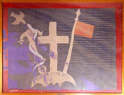 Σημαία της Ύδρας με τα σύμβολα της Φιλικής Εταιρείας και την επιγραφή: Η ΤΑΝ Η ΕΠΙ ΤΑΣ 1821