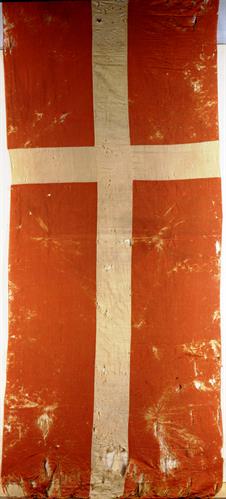 Δανική σημαία που υψώθηκε μαζί με την ελληνική στο προσωρινό οίκημα της Εθνικής Συνέλευσης κατά την ημέρα της ορκωμοσίας του Βασιλιά Γεωργίου Α&#039;.